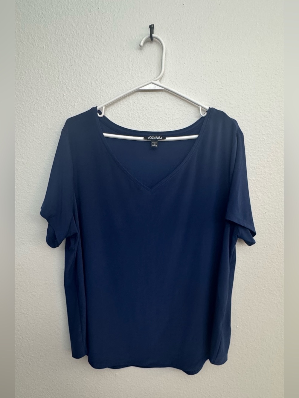 EUC Roz & Ali Navy V‑Neck Short Sleeve Women's Top